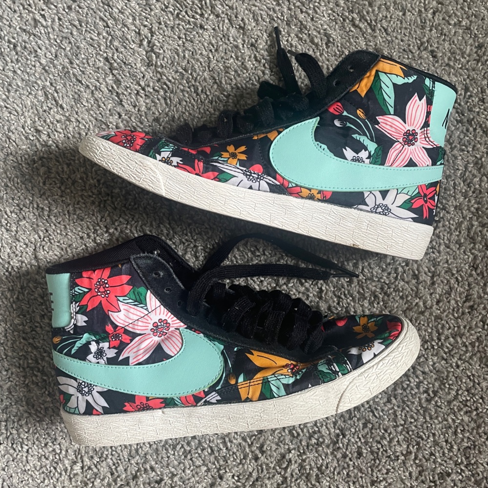 Nike Floral Aloha Womens Size 9 High-Top Sneakers